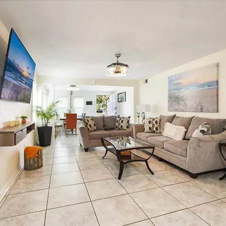 5 Minutes Walk To Beach 4Br/2Baths